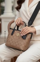 حقيبة أنيقة من ماركة كوتش (Coach)