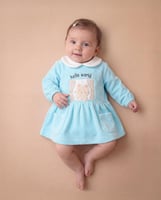 فستان بيبي قطيفة مطرز زهرة خلف نافذة بستائر وكلمة...