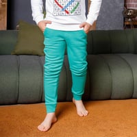 بيجامة اولادي مطبوعة DTF كلمات متقاطعة