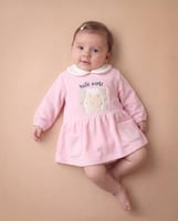 فستان بيبي قطيفة مطرز زهرة خلف نافذة بستائر وكلمة...