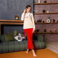 بيجامة حريمي قطيفة مطرز وردة + كلمة LOVELY WARMTH