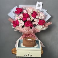 كيكه اوركا وسط وباقه ورد