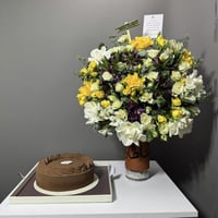 فازه ورد مع كيكه كبيره