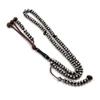 سبحة عظم الجمل أصلية مطعّمة بفضة عيار 925 – 33 خرز...