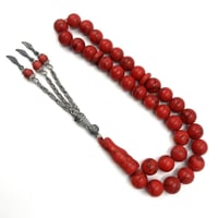 سبحة حجر مرجان يأسر الأنظار