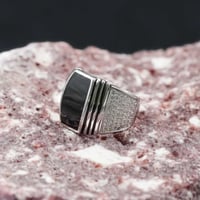 خاتم رجالي أسود كلاسيكي – فضة عيار 925 بتصميم أنيق
