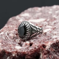خاتم فضة رجالي 925 بزركون أسود منقوش – هيبوالرجيني...