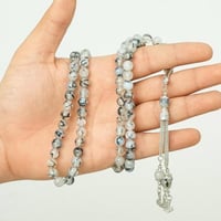 مسباح عقيق شجري 99 خرزة – رماديات أنيقة بلمعان هاد...