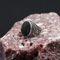 خاتم فضة رجالي 925 بحجر عقيق أسود – نقشة مميزة وضم...