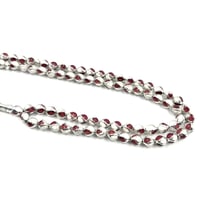 سبحة عظم وياقوت مطعّمة بالفضة — تقسيم 33×3، خرز 6...