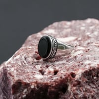 خاتم فضة رجالي 925 بعقيق أسود بنقشة أنيقة