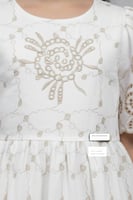 فستان بناتي أبيض مطرّز بتفاصيل ذهبية 7322