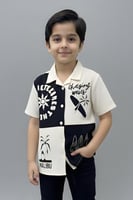 قميص أولادي أبيض وأسود بتصميم مطبوع عصري 4171