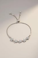 سوار فضي أنيق مزين بزهور كريستالية لامعة بتصميم را...