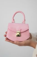 شنطة بناتية صغيرة باللون الوردي الفاتح بتفاصيل معد...