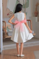 فستان بناتي أبيض سهرات حزام وردي S01049