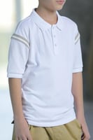 تي شيرت ولادي ابيض مخطط على الكتف 2846