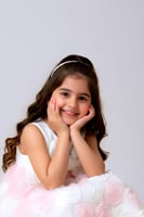 فستان بناتي أبيض مزين بورود بارزة 7180