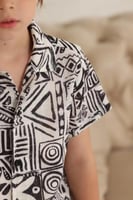 قميص ولادي ابيض بنقش اسود 4129