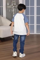 تي شيرت ولادي ابيض و سماوي رسمه على الصدر 2975