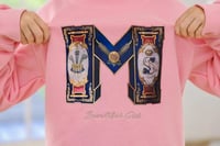 بلوفر بناتي وردي بنقشة حرف 3031