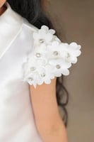 فستان سهرة ابيض ورد من الاكتاف S0958