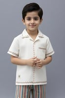 قميص أطفال أولادي أبيض بأكمام قصيرة وتطريز جانبي أ...