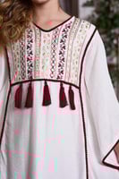 جلابية بناتي بيضاء بتطريز ذهبي وأحمر وأكمام واسعة...