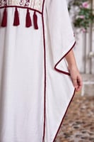 جلابية بناتي بيضاء بتطريز ذهبي وأحمر وأكمام واسعة...