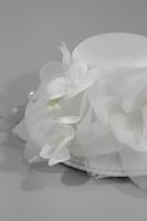 قبعة ملكية مزينة بزهور الأورجانزا واللؤلؤ المتدلي...