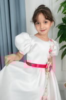 فستان سهرات ابيض بنقش ورد بشكل عمودي S01127