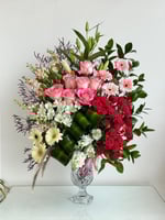 فازة فاخره تنسيق ورد طبيعي تدرجات الوردي حجم كبير