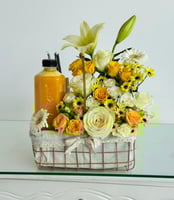 تنسيق سلة ورد مع اضافة عصير