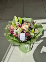 باقة ورد تدرجات الوردي والابيض بتغليف انيق حجم كبي...