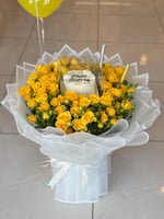 باقة ورد اصفر بتغليف انيق مع كيكه وبالون حجم كبير