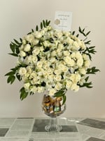 فازة بتنسيق فاخر لون ابيض اضافة نصف كيلو شكلاته رو...