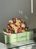 كب كيك مكس من كيك منش اضافة ورد طبيعي