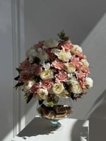 تنسيق صناعي ورد انيق مع اضافة شكلاته ربع كيلو من ب...