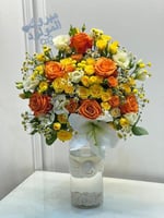 فازة ورد طبيعي تدرجات الاصفر تنسيق مميز في فازة