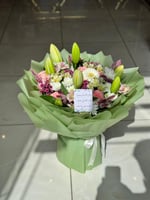 باقة ورد تدرجات الوردي والابيض بتغليف انيق حجم كبي...