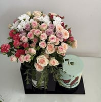 تنسيق فازة ورد طبيعي مميز معى اضافة شكلاته انوش بح...