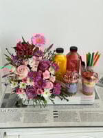 تنسيق ورد انيق مع اضافة فواكة وعصير