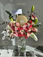 تنسيق ورد بيبي روز وكازبلانكا مع شوكولاتة رولز