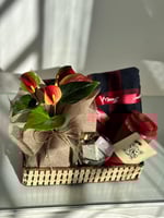 هدية شتوية: أنثريوم، وشاح ومق مع شوكولاتة