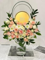 فازة ورد طبيعي معى اضافة شكلاته من رولز