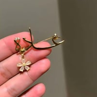 بروش وردة كرستال