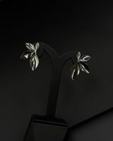 حلق أوراق الشجر فضي