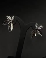 حلق أوراق الشجر فضي