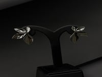 حلق أوراق الشجر فضي