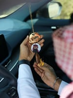 تعليقة سيارة بصوره مع يدين ترند وكسرة العود